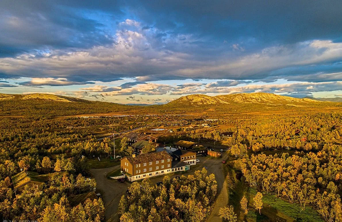 Venabu-fjellhotell-høst-drone-Jomre