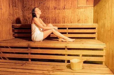 Kvinne slapper av i tradisjonell dampbadstue