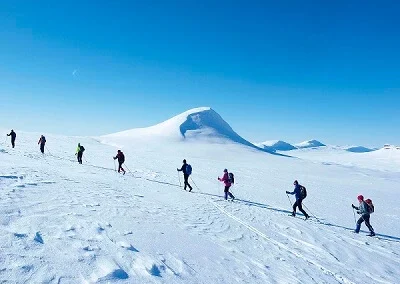A group of skiers off track venabu Fjellhotell