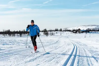 Dynamic skiing by a male cross country skier