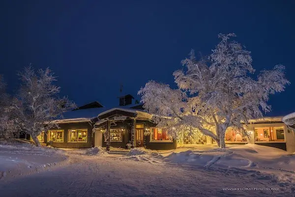 Venabu Fjellhotell seen from outside on a snowy winter night