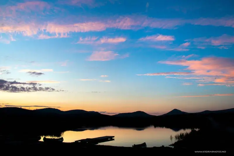 utsikt-over-innsjøen-ved-solnedgang. Venabu. Olav Storm