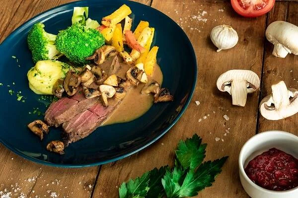 A_plate_of_moose_steak_with_accompanying_vegetables_Venabu
