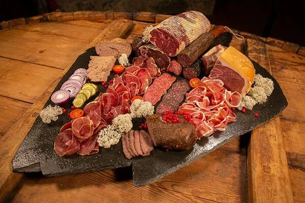 A_platter_of_charcuterie_Venabu